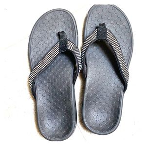 Vionic flip flops size 8